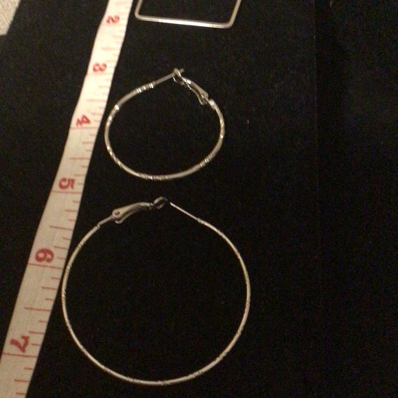 ⬇️Price Drop ⬇️Set of 3 different silver tone hoop earrings - Picture 4 of 4